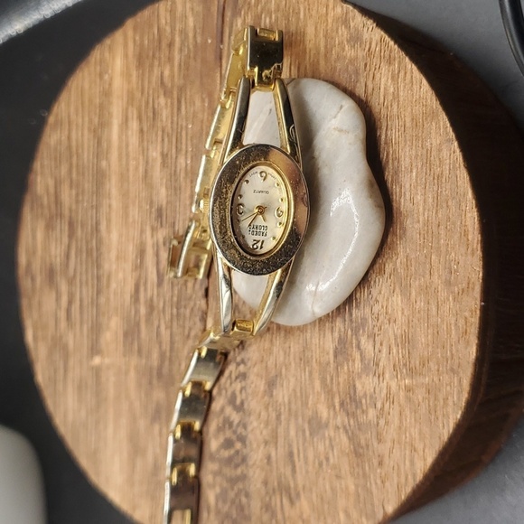 Jewelry - Vintage 1990s watch needs‎ batteries B3133